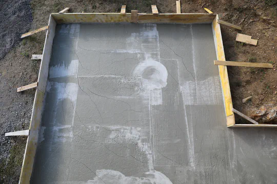 Durch Reibung mit dem Untergrund entstandene Risse in einer Bodenplatte