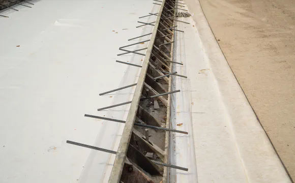 Eine textile Schicht soll die Reibung mit dem Untergrund minimieren (hier: Geotextil)